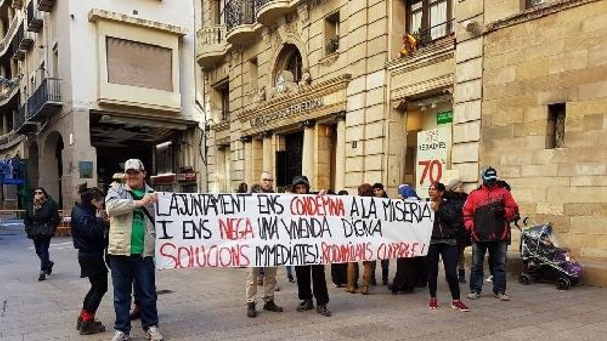 La protesta de la PAH d’ahir a la plaça Paeria.