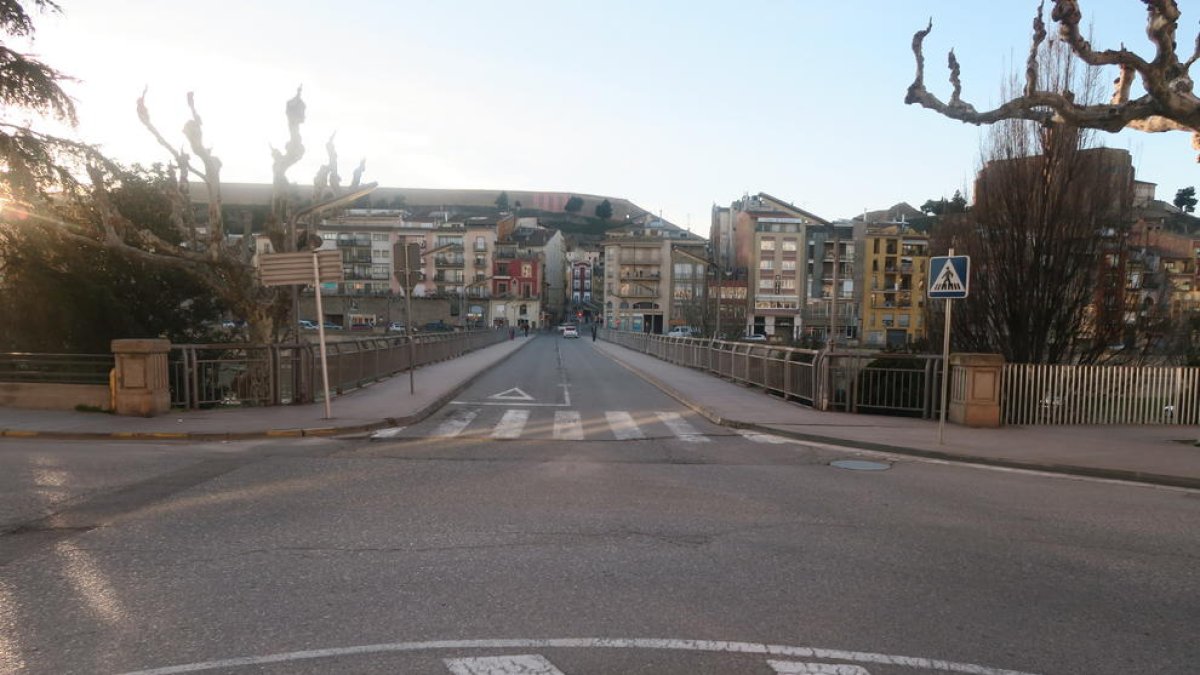 Vista del Pont Nou de Balaguer que da acceso a la Plaza Mercadal. 