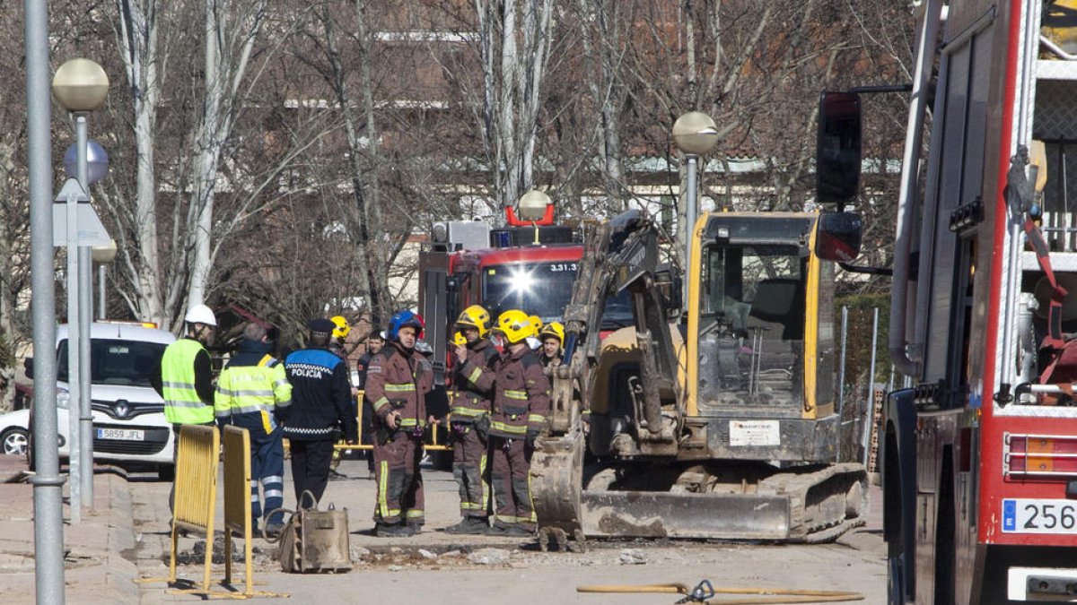 Els equips d’emergències ahir a la zona de la fuita de gas, al carrer Francesc Casades.