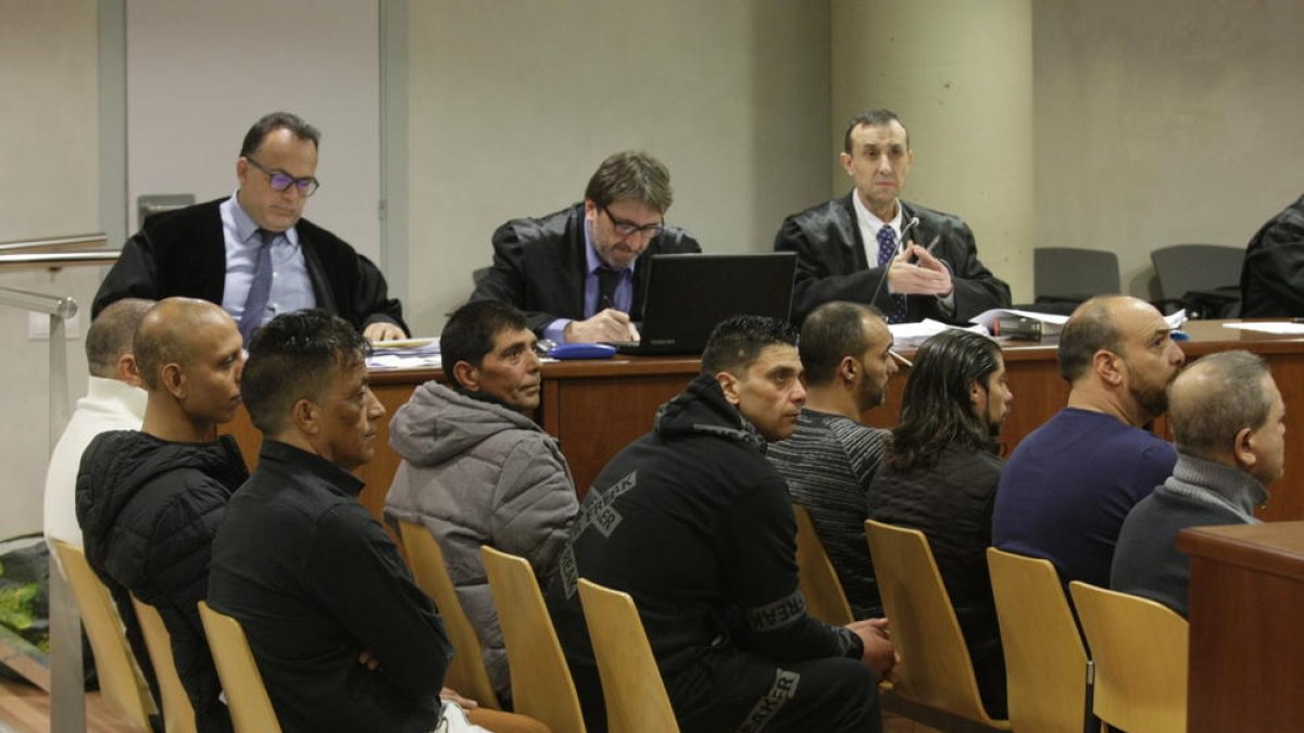 Los nueve acusados en un juicio que empezó el lunes y finalizó ayer en la Audiencia Provincial de Lleida.