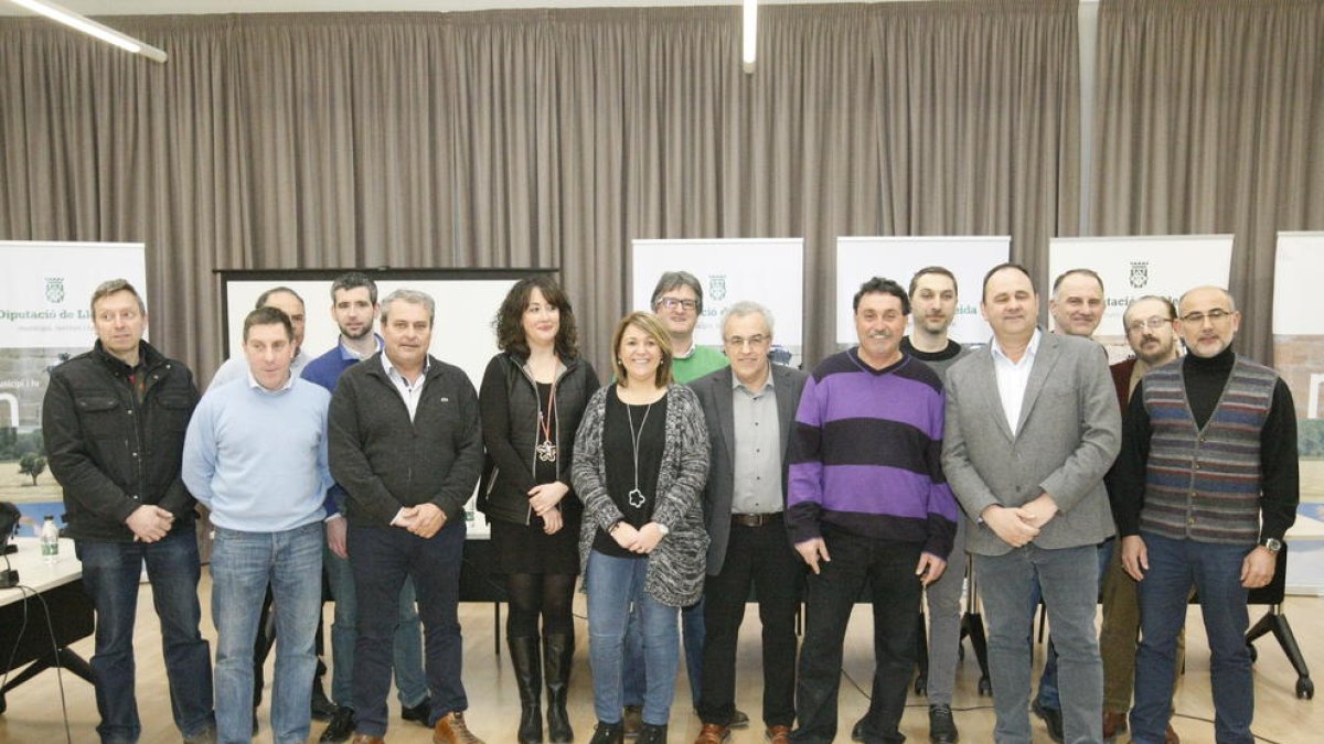 Los representantes de los municipios afectados, ayer en Lleida.