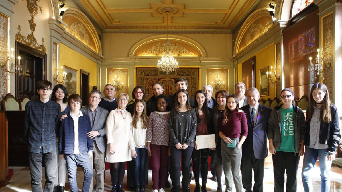 Guanyadors i finalistes del concurs, ahir, amb membres del jurat i regidors de la Paeria.