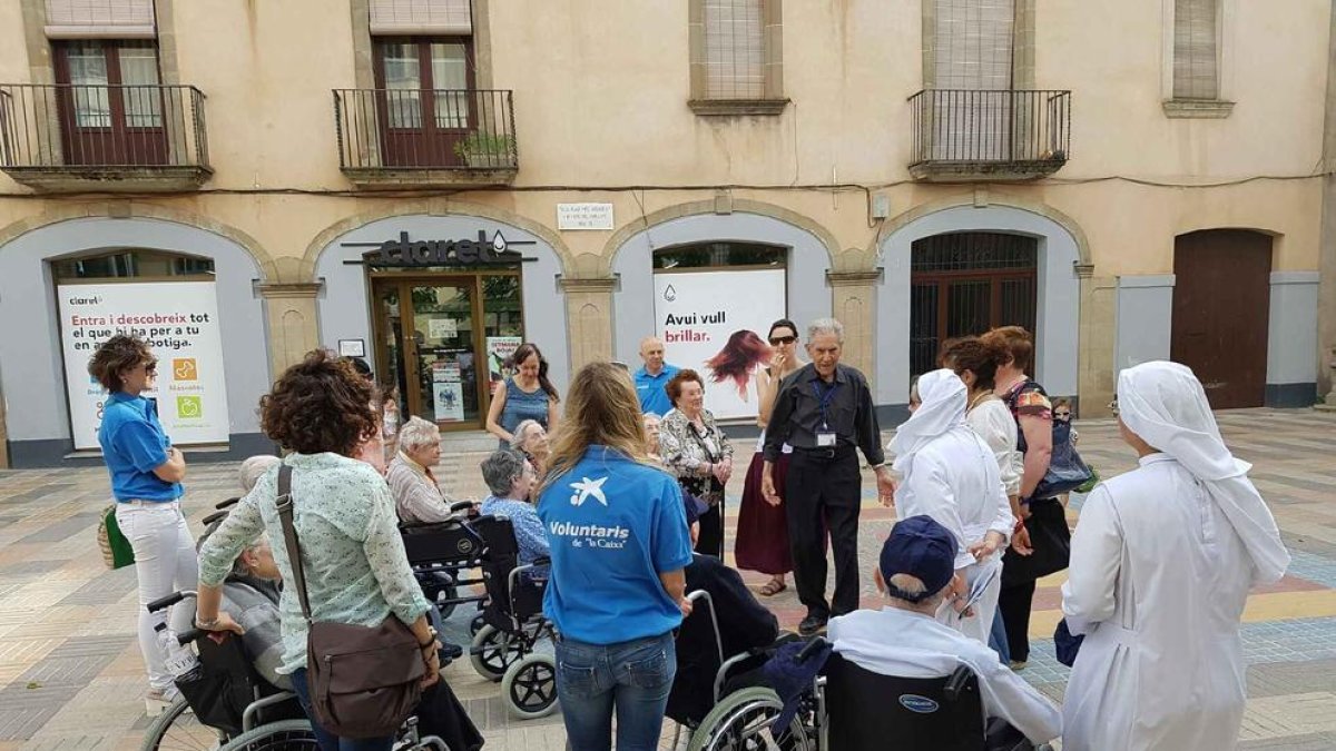 Voluntaris que col·laboren amb el centre Mare Güell de Cervera.