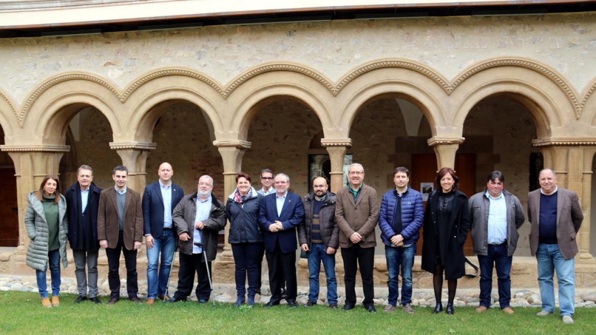 Membres de l’ACM al claustre del monestir de les Avellanes.