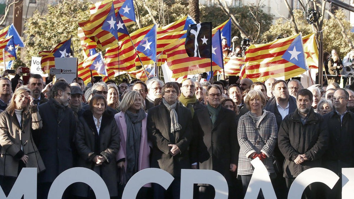 Artur Mas, Irene Rigau i Joana Ortega, amb Puigdemont, i envoltats de simpatitzants el dia de l’inici del judici pel 9-N.