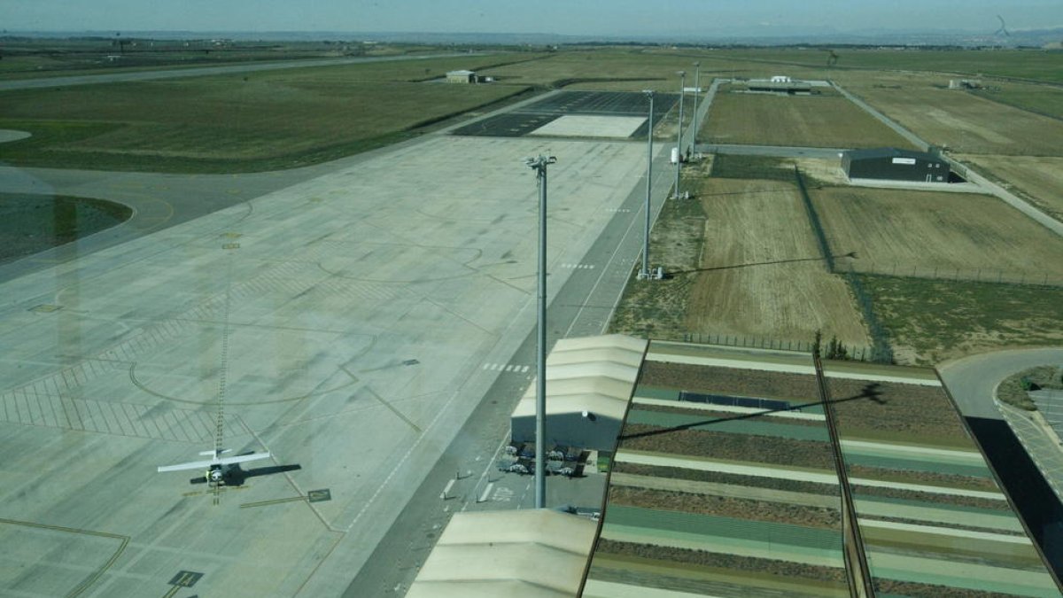 L’aeroport, amb el pàrquing d’avions i l’hangar del Reial Aeri Club al fons.