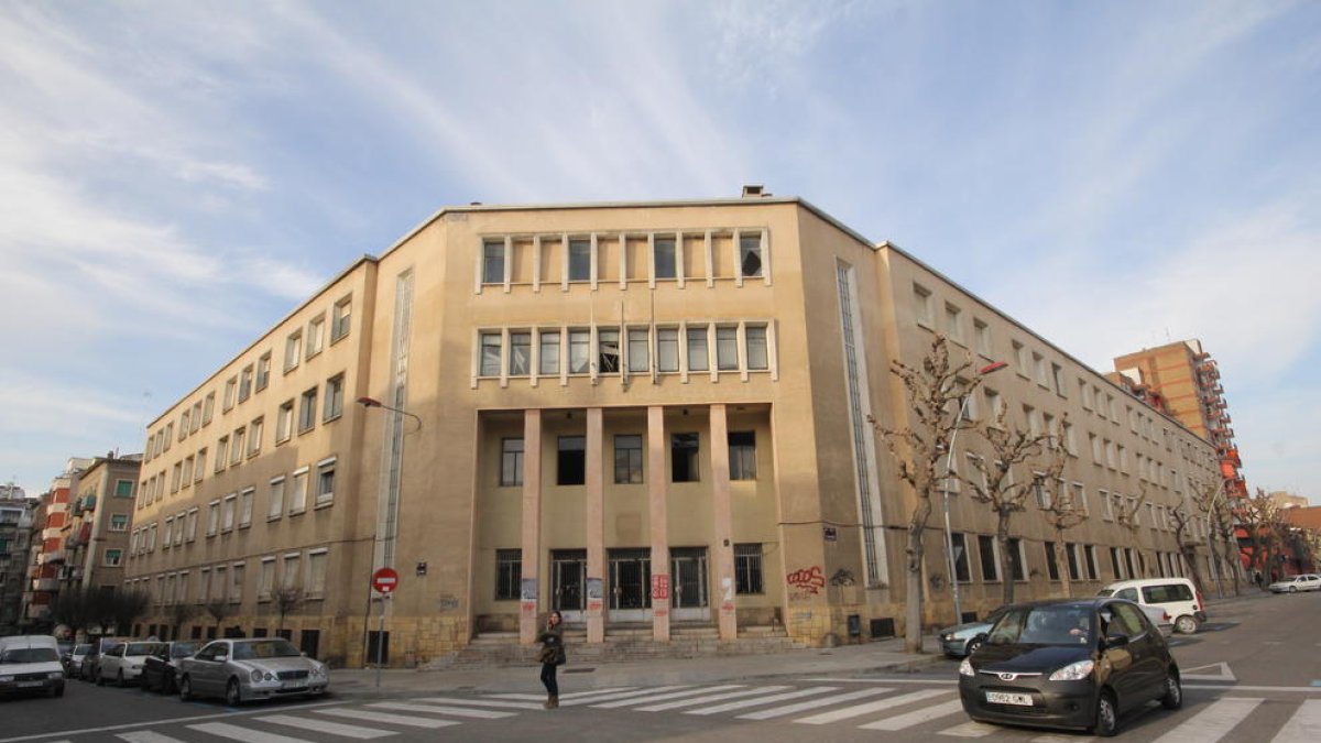 El deteriorament de l’edifici abans de demolir-lo, al cap de 23 anys d’abandó, era molt visible amb vidres i portes trencades i grafitis. A la dreta, les fases inicials de l’enderroc.