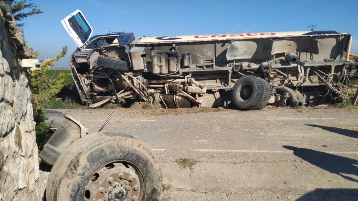 Un camión choca contra una casa en Gimenells