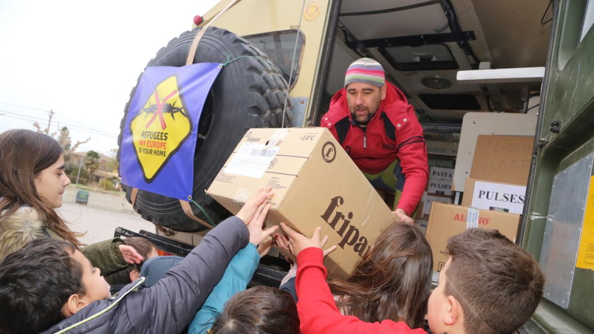Els alumnes del col·legi d’Ivars d’Urgell, ajudant a col·locar els paquets dins del camió.