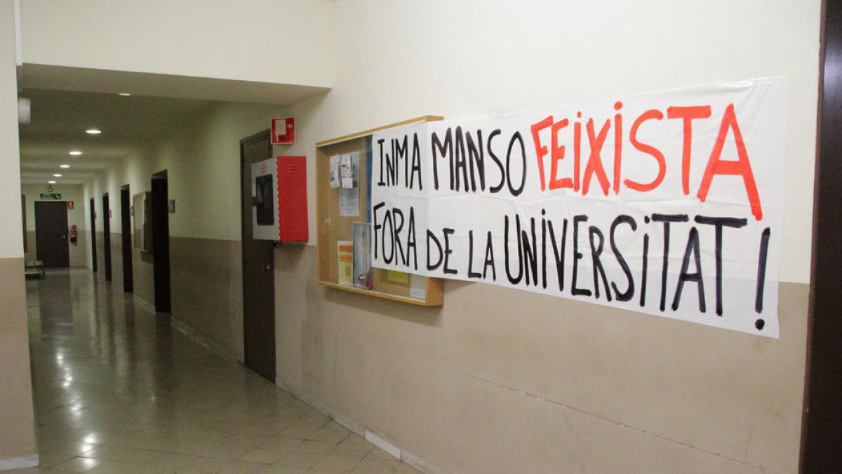 Una pancarta en el interior del edificio del Rectorado contra la subdelegada del Gobierno del Estado.