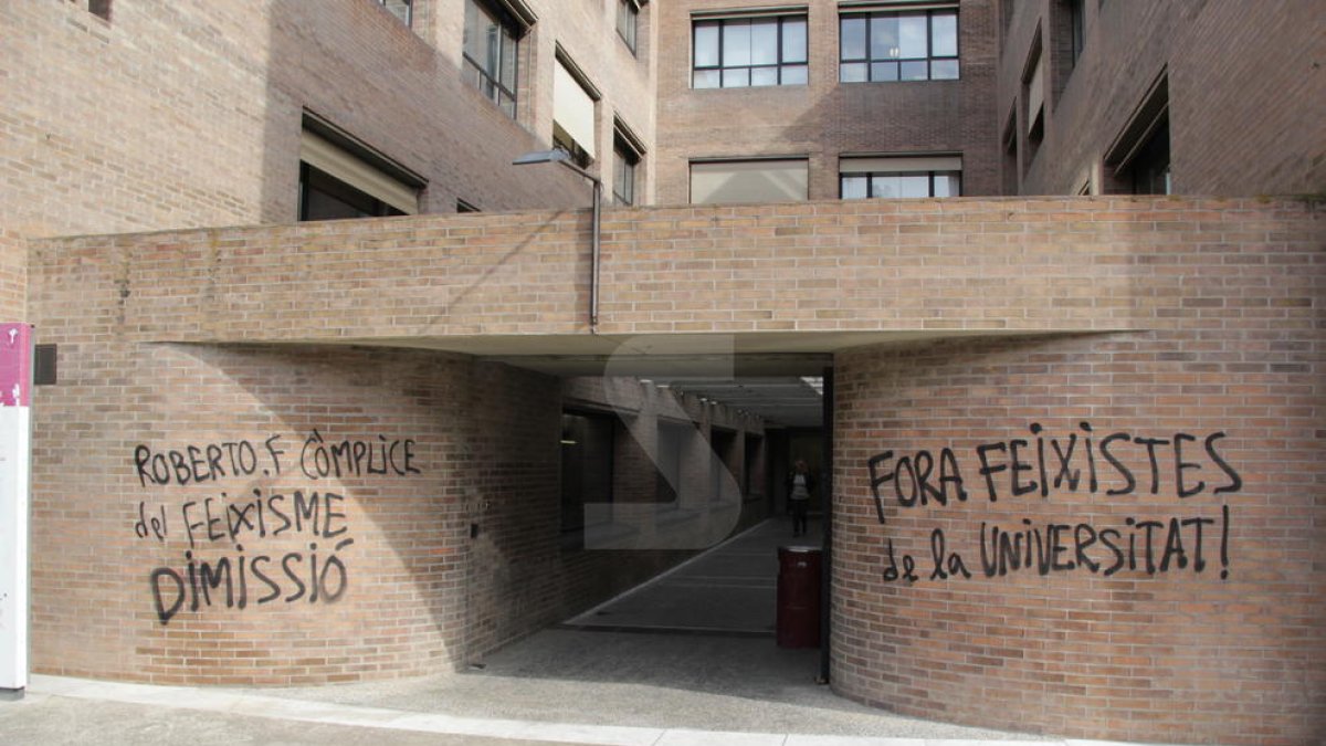 Pintadas a la UdL contra el rector Fernández e Inma Manso.