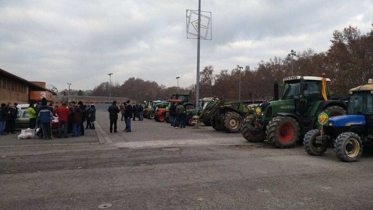 Tractores esta mañana en los Camps Elisis de Lleida antes de iniciar la marcha.