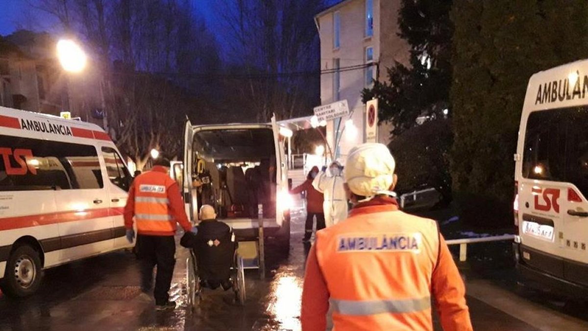 El equipo de vacunación en ruta hacia la residencia de Bellvís. 