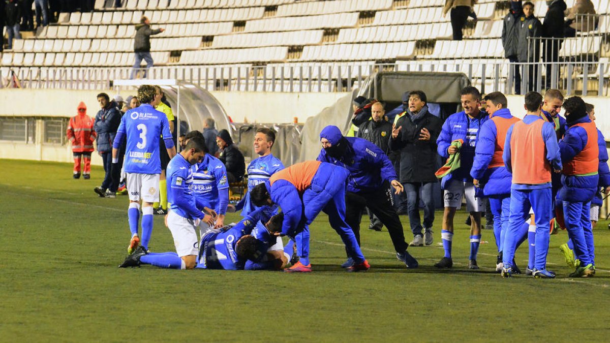 La euforia se desbordó en el equipo leridano tras el gol de Doncel que daba la victoria ‘in extremis’ en el tiempo añadido.