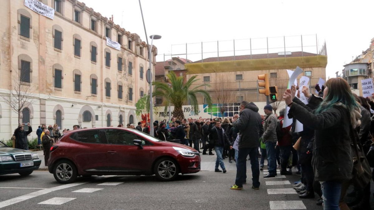 Manifestación de trabajadores ayer frente a la Model. 