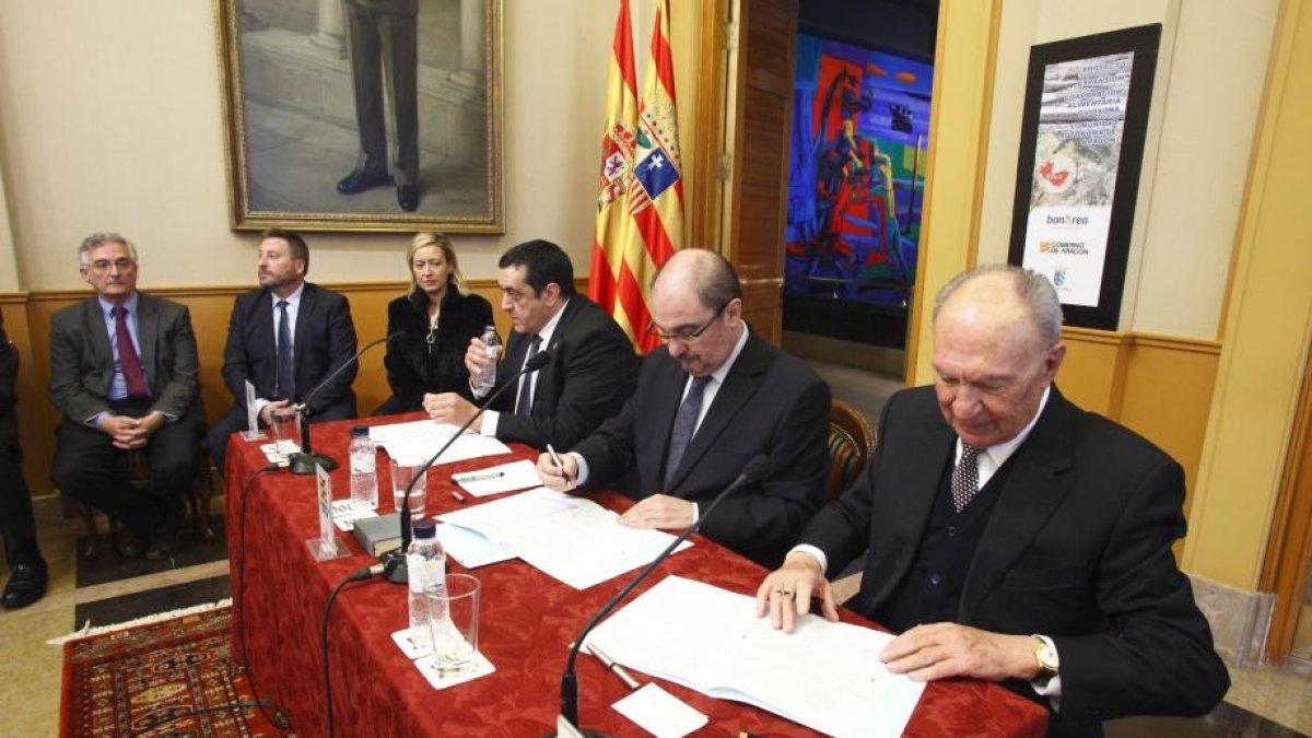 Momento de la firma del presidente aragonés y el de BonÀrea.