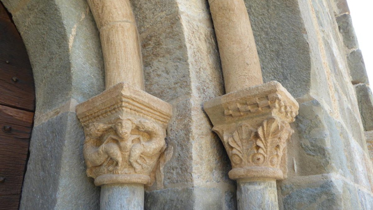 Capitells de l'església de Santa Maria de Cóll, a la Vall de Boí.