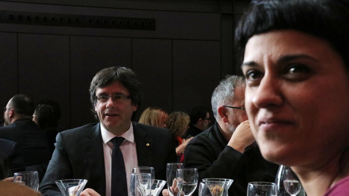 Puigdemont y Gabriel garantizaron ayer un referéndum con pregunta clara y binaria.