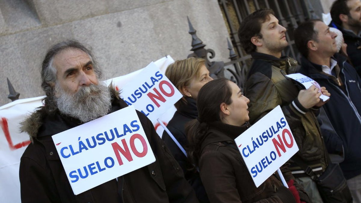 En la imagen, concentración de miembros de la plataforma de afectados por las cláusulas suelo.