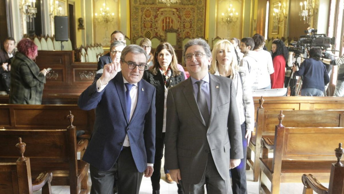 El alcalde, Àngel Ros, y el delegado del Gobierno en Catalunya, Enric Millo, ayer en la Paeria.