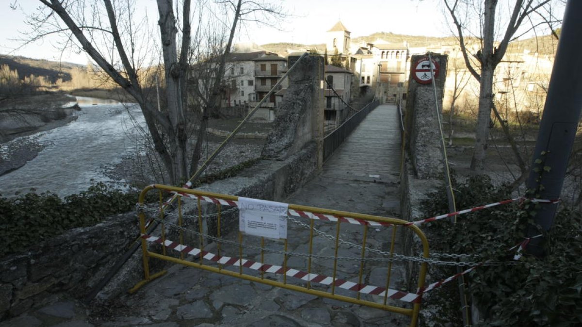 El pont penjant de vianants del Pont de Montanyana estarà tancat indefinidament.