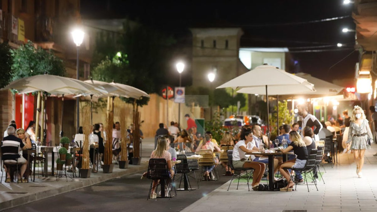 Les terrasses dels bars i restaurants de Lleida aprofiten els talls de carrers