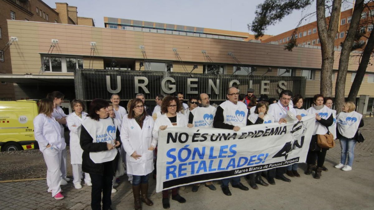 Un momento de la concentración que reunió frente al Arnau a cerca de medio centenar de personas.