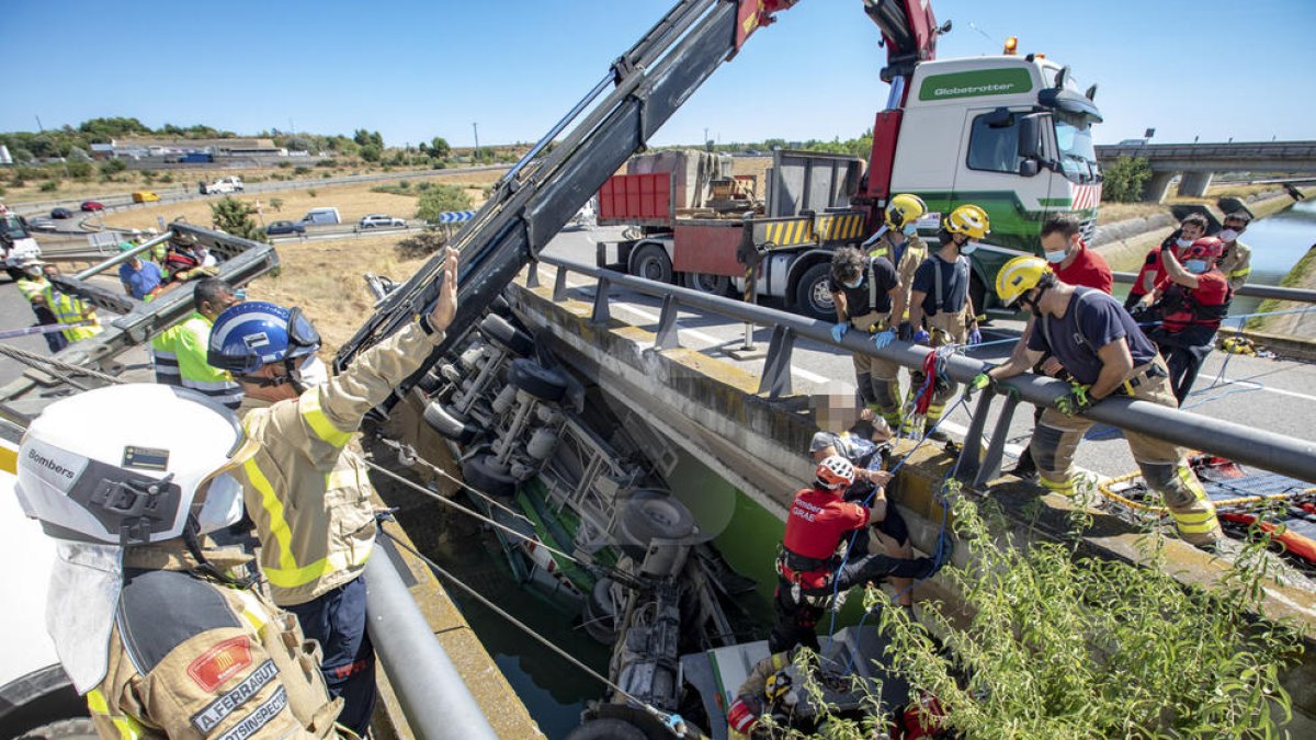 Espectacular rescat d'un camioner que ha patit una sortida de via a Alcoletge