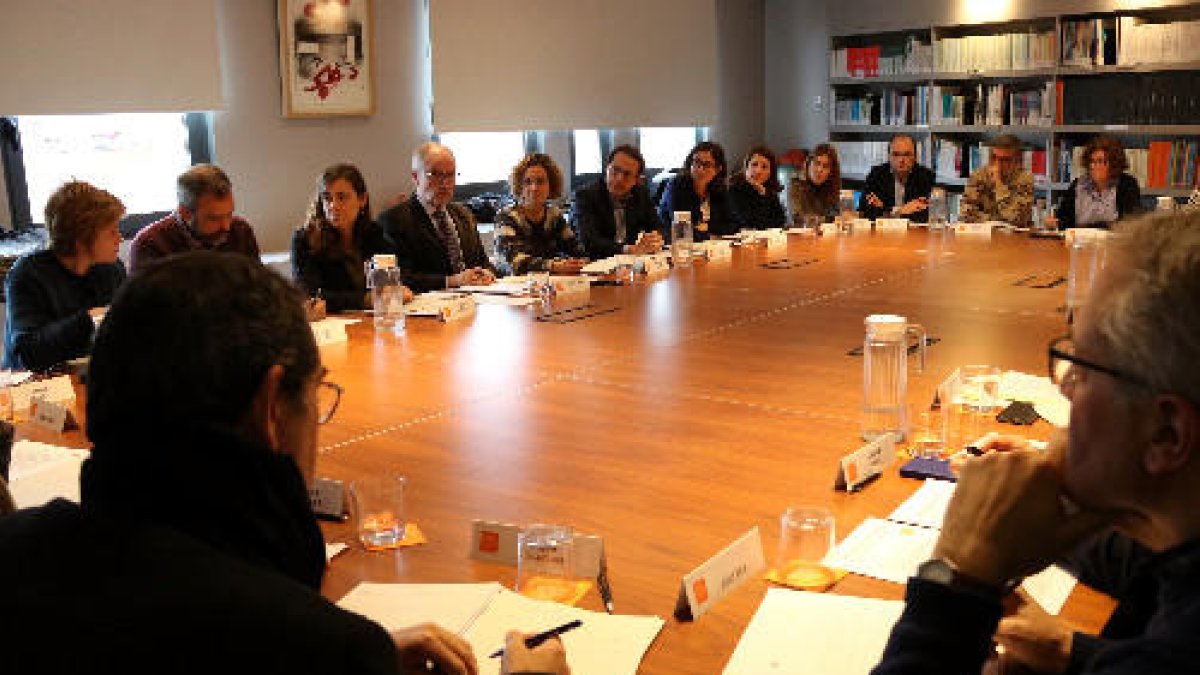 La reunión contó con treinta miembros de la comunidad educativa, además de la consellera y el Síndic.