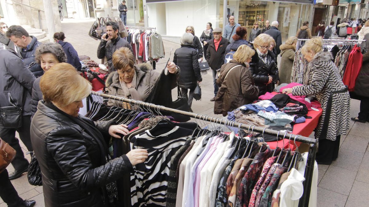 Los establecimientos del Eix ofrecen descuentos de ropa, calzado, joyas, decoración o alimentación hasta mañana. 