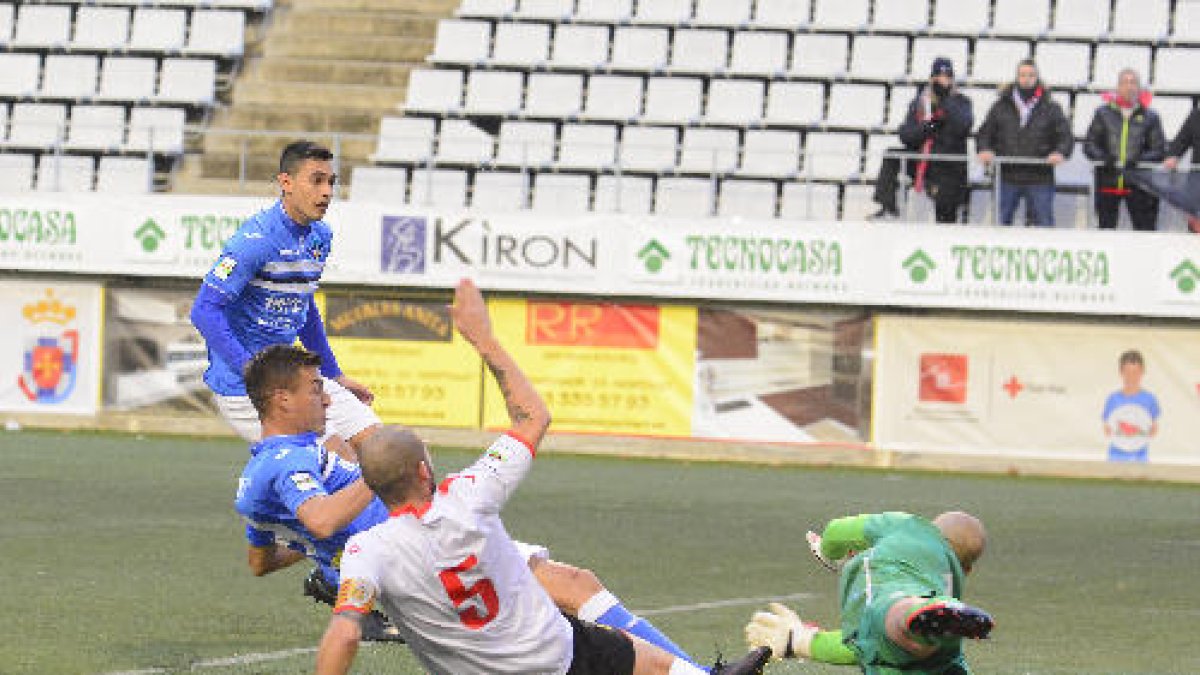 Marc Nierga demostró su olfato goleador en su debut en L’Hospitalet.