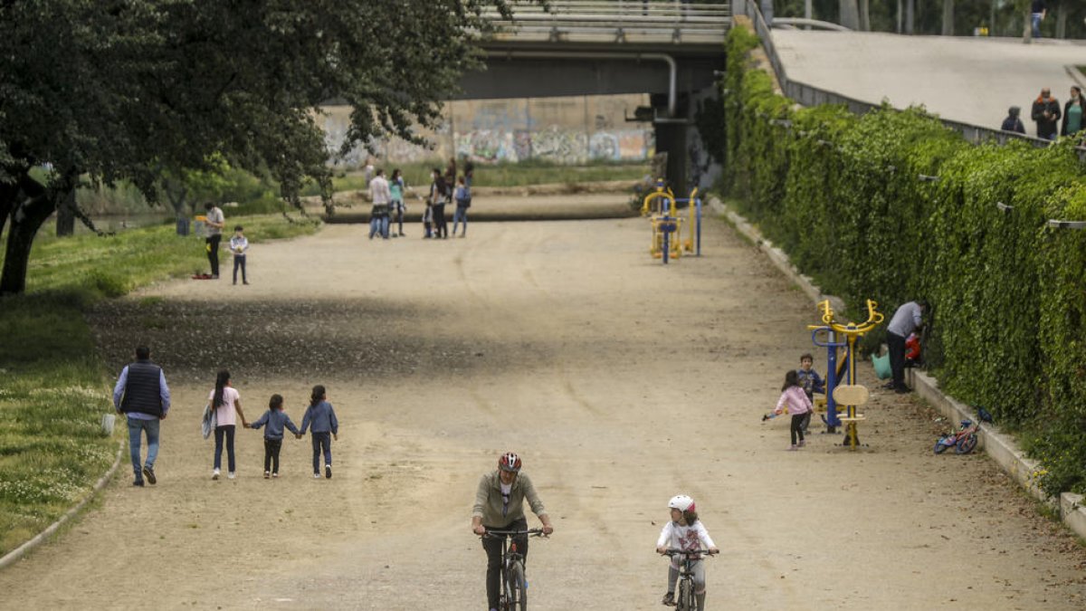 A pie, con patinete o en bicicleta, así salieron ayer los niños menores de 14 , acompañados de un adulto, en la canalización del río Segre en Cappont. 