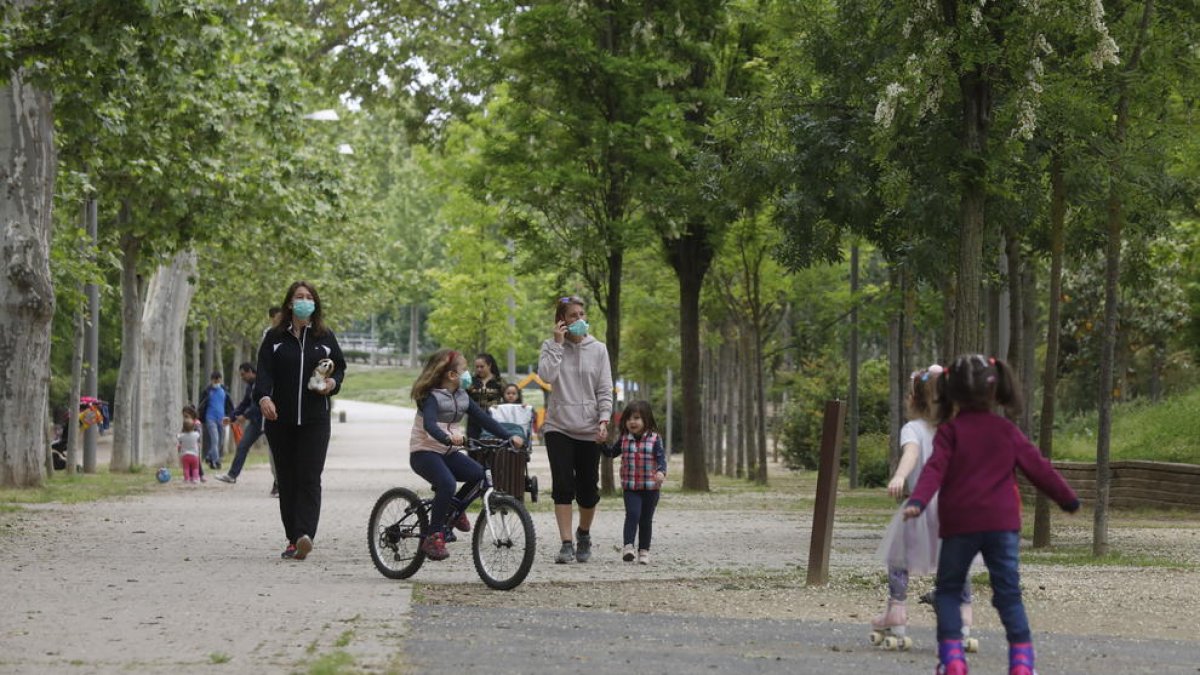 Una família, durant la seua sortida a Agramunt.