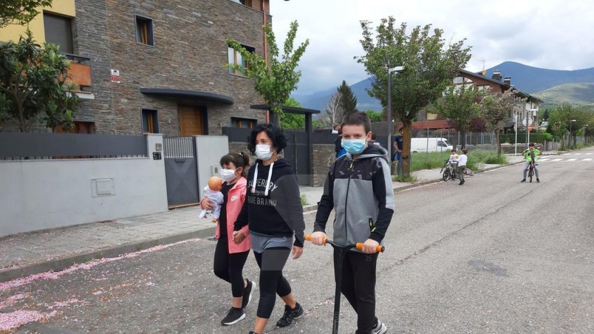 En patinete, bici o a pie, los niños aprovecharon la hora