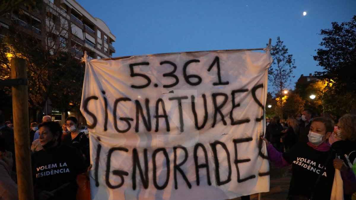 Més de mig miler de veïns es manifesten a Lleida per exigir la residència al solar de Pardinyes on la Paeria preveu l'alberg per a temporers i persones sense llar