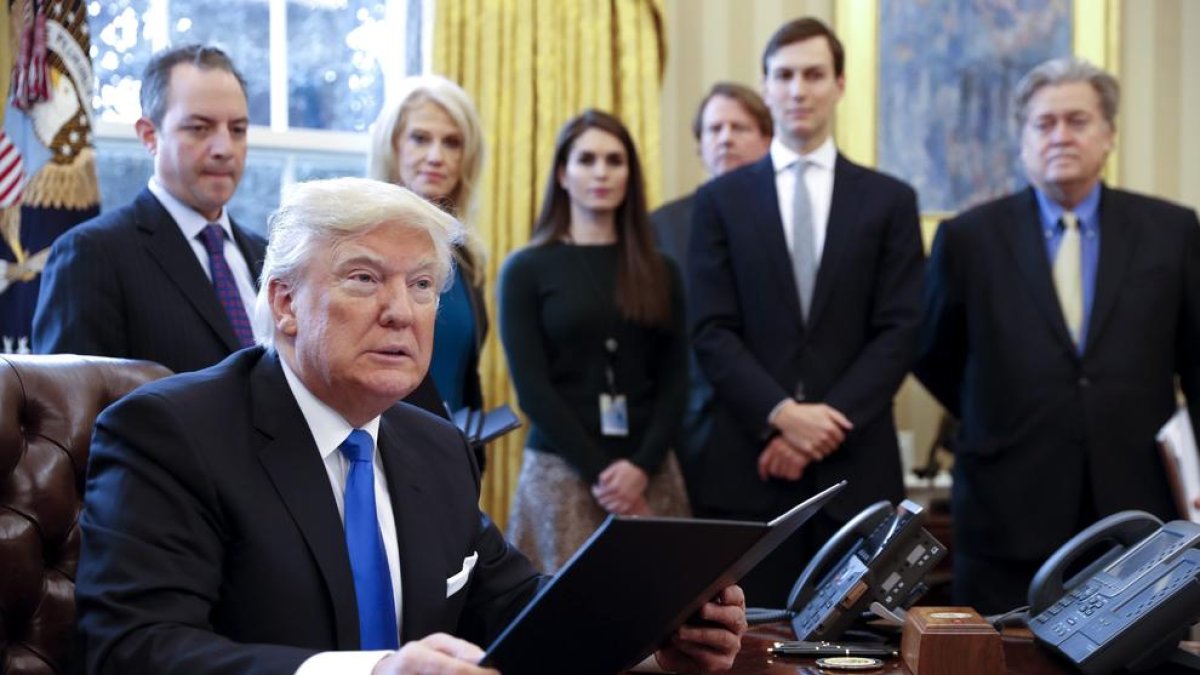 Trump durante la firma de las órdenes en el Despacho Oval.