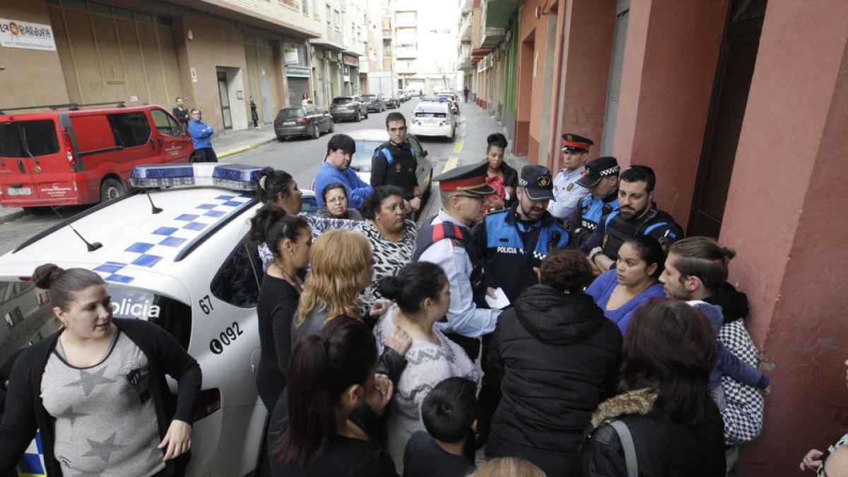 La Urbana y los Mossos acudieron para impedir la okupación de una vivienda en la Mariola.