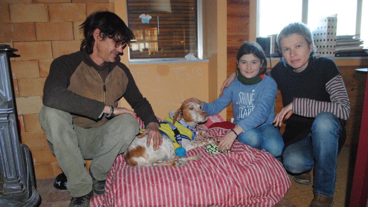 La familia de Linyola que acoge a Teo, un perro de 8 años que ha sido operado del corazón. 