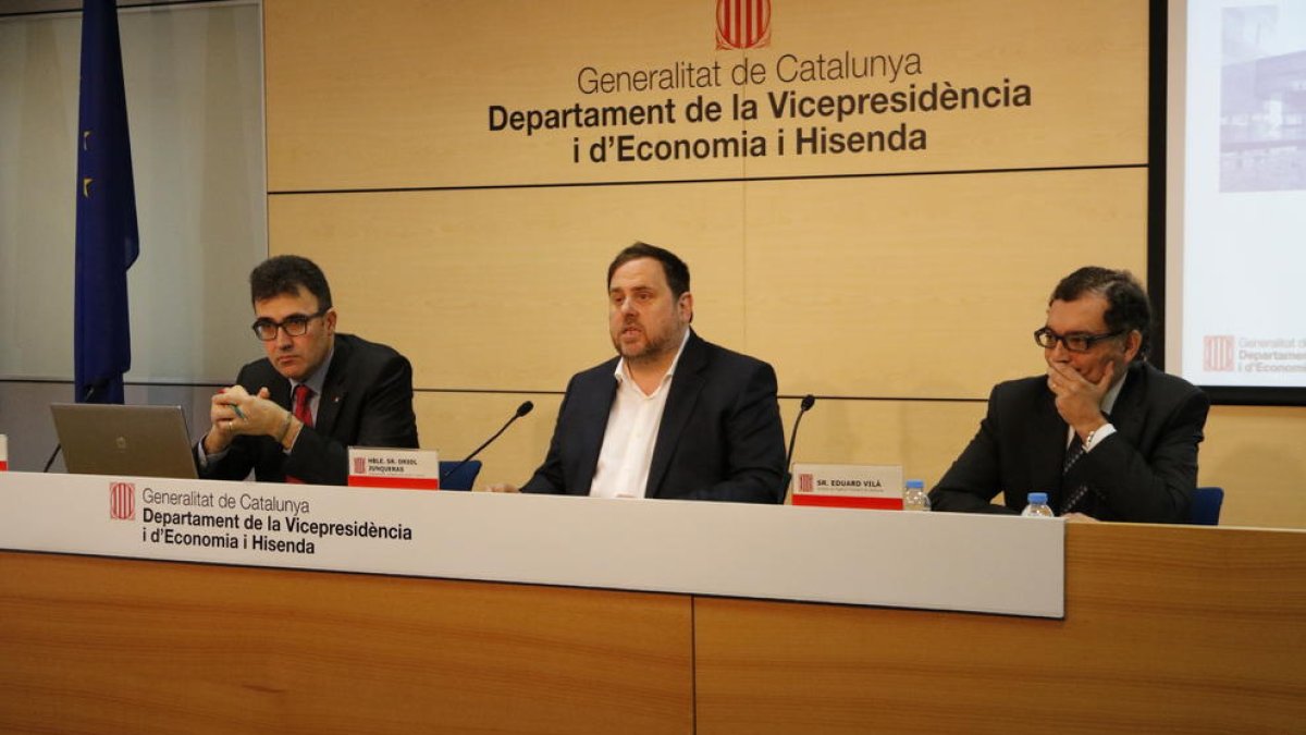 Junqueras, al costat del secretari d’Hisenda, Lluís Salvadó, i el director de l’ATC, Eduard Vilà.