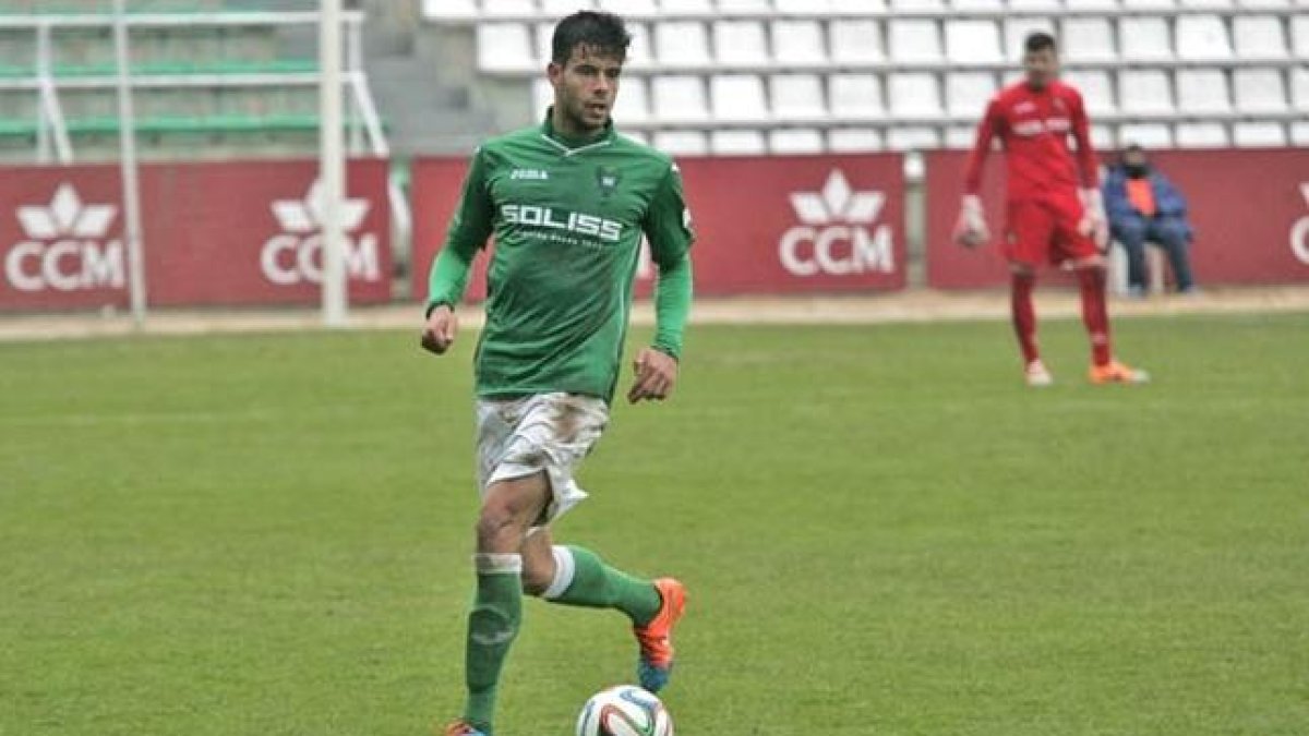 Mikel Fernández, cuando jugó en el Toledo, y Albisua, con el Barakaldo en pugna con Òscar Rubio.