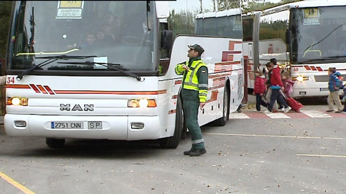 Un control de la Guàrdia Civil en vehicles de transport escolar.