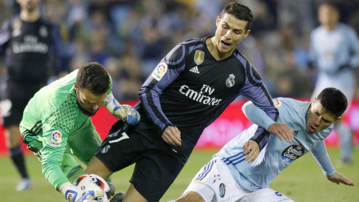 Cristiano Ronaldo cae ante el meta Sergio Álvarez y el defensa argentino Facundo Roncaglia.