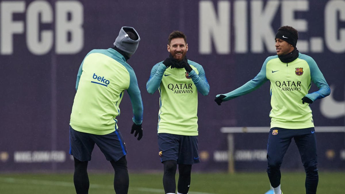 Luis Suárez, Leo Messi y Neymar, ayer durante el entrenamiento.