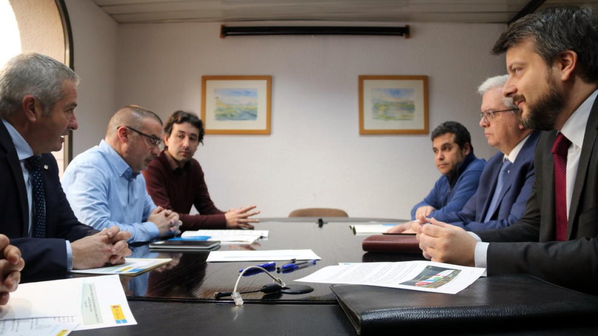 Momento de la reunión entre el ayuntamiento y Acuamed.