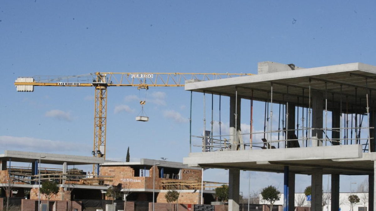 Imagen reciente de edificios en construcción en Lleida.