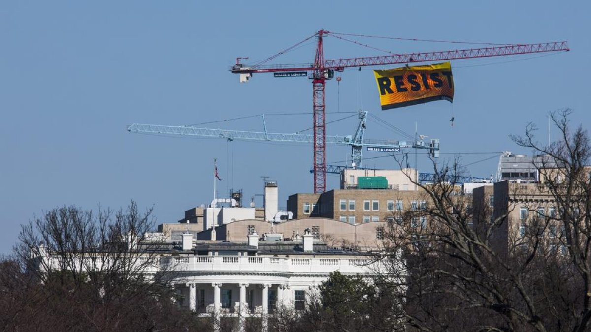 Greenpeace crida a “Resistir” amb un gran cartell a prop de la Casa Blanca després de l’aprovació de la construcció de dos oleoductes.