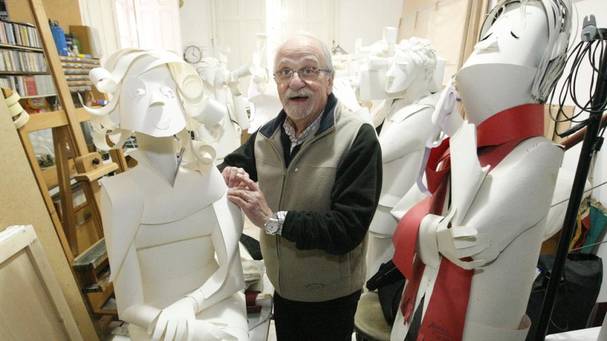 L’artista lleidatà Joaquín Ureña posa, sense els seus habituals pinzells, entre les escultures de paper.