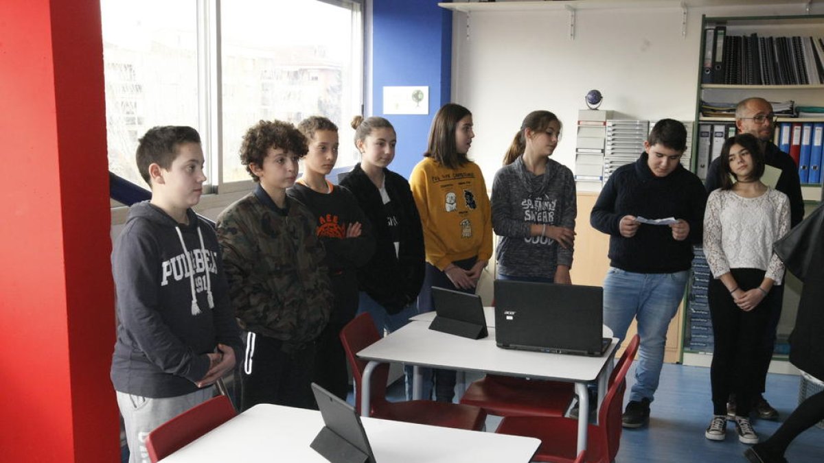 Alumnes a la nova aula tecnològica de l’institut Maria Rúbies.