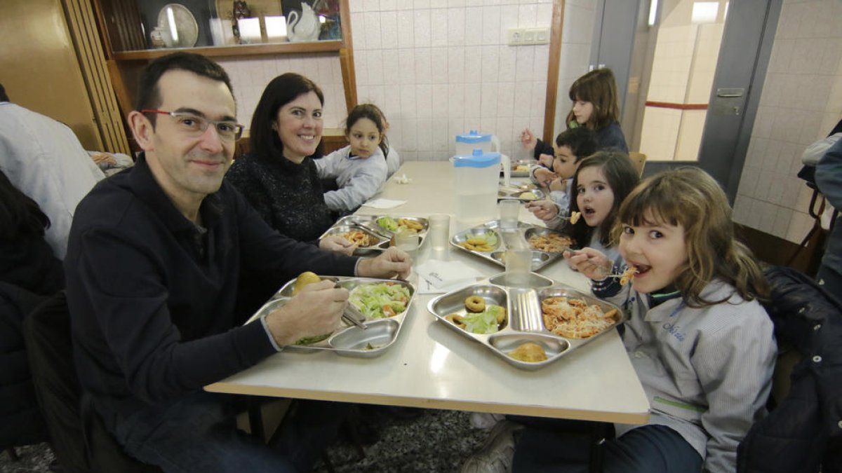 Xavier y Begoña comieron el lunes con su hija Núria en el comedor escolar.