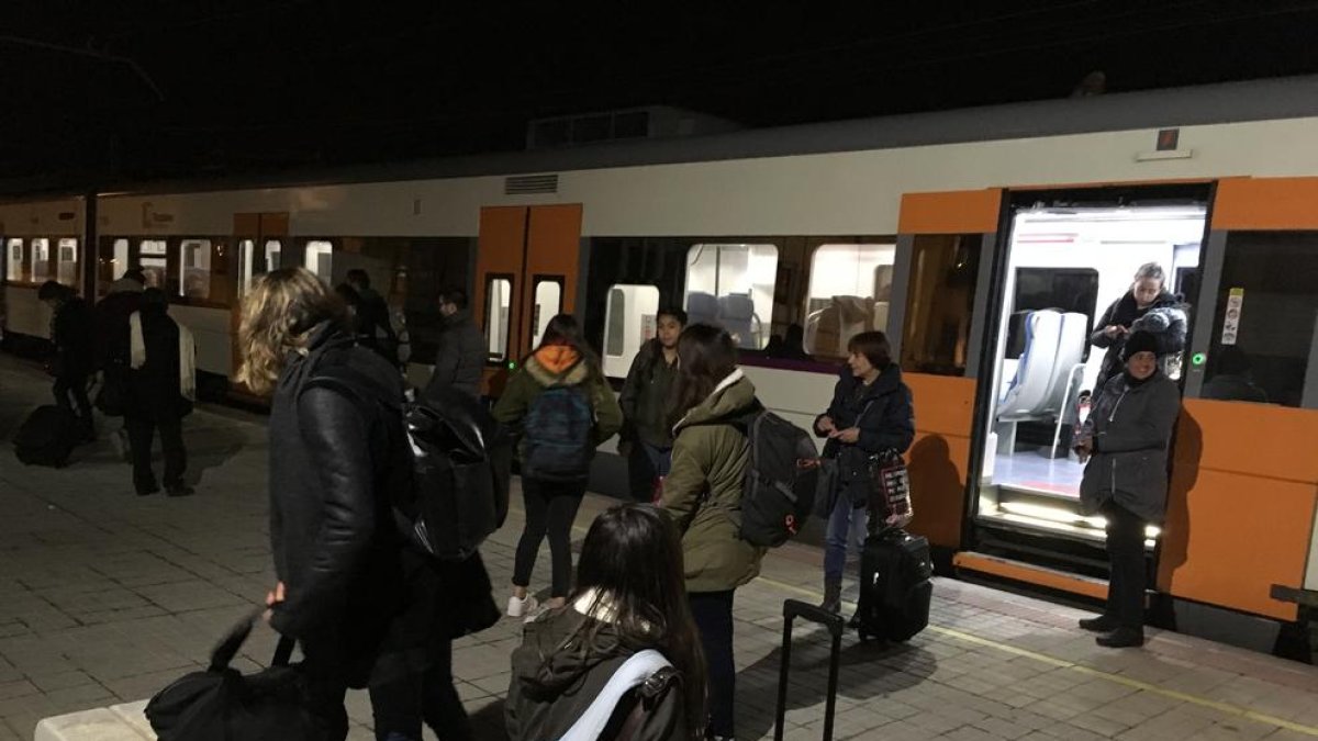 Usuaris del tren que van baixar a l’estació de Mollerussa, a l’espera de ser traslladats.